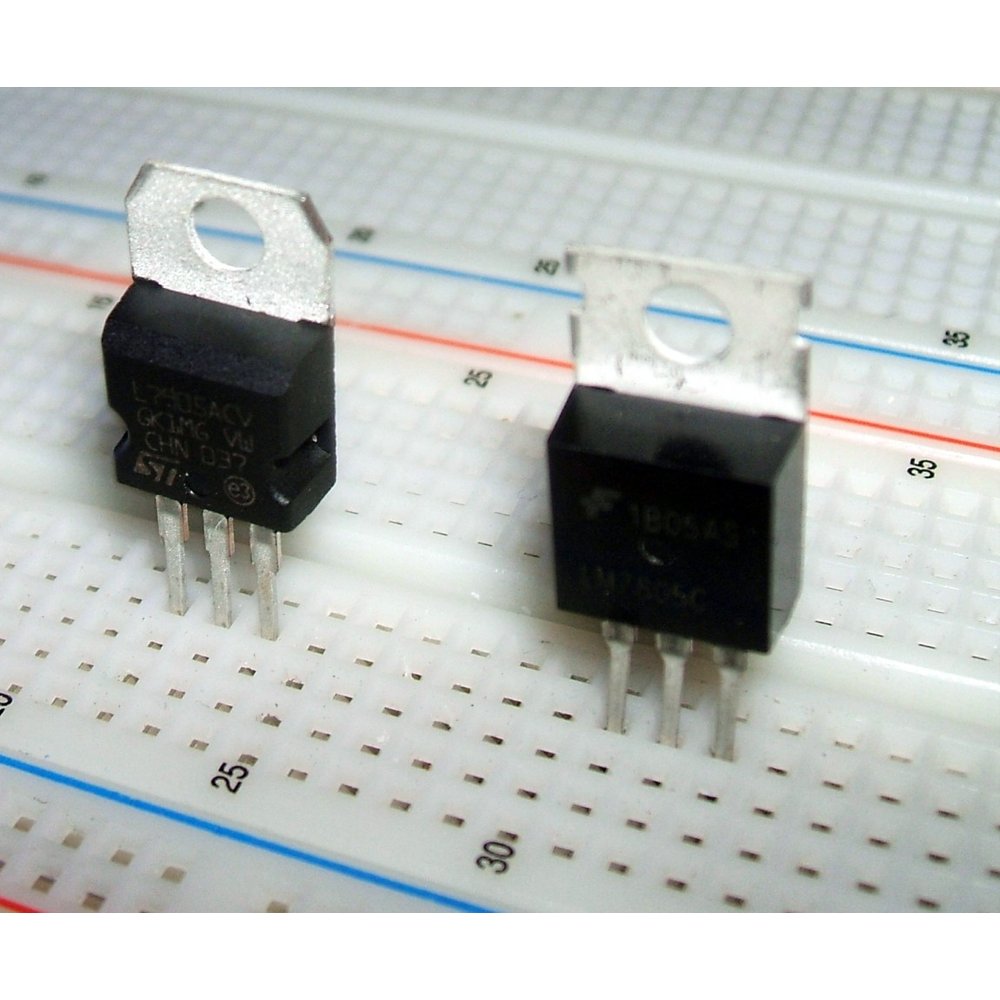 LM7805 Voltage Regulator (TO-220)